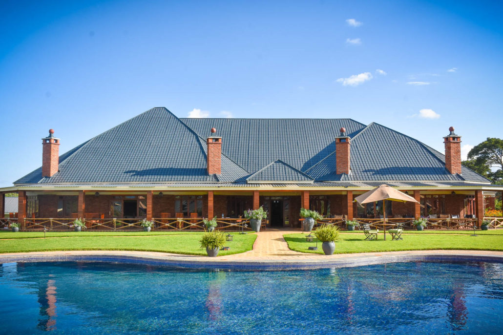 Façade du lodge principal et piscine de la Marera Valley à Karatu